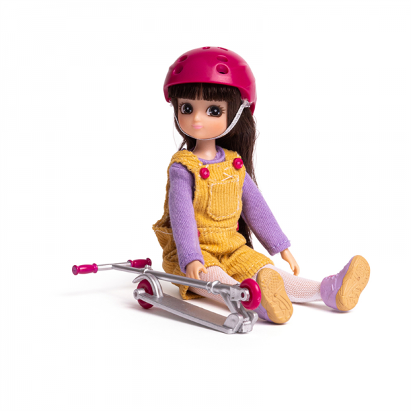 Lottie lalka miłośniczka jazdy na hulajnodze